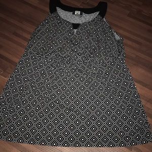 Sleeveless black and white top